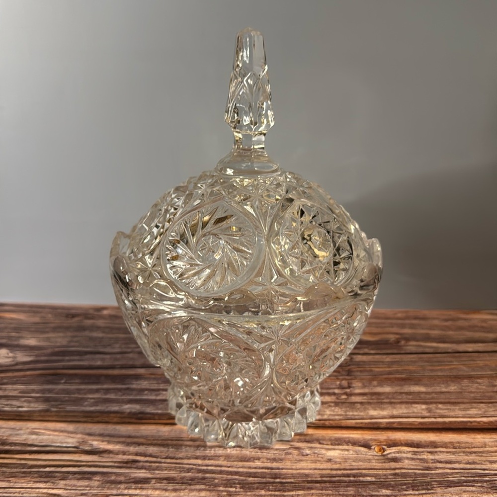 Pinwheel crystal with lid candy dish/serving bowl 71/2”